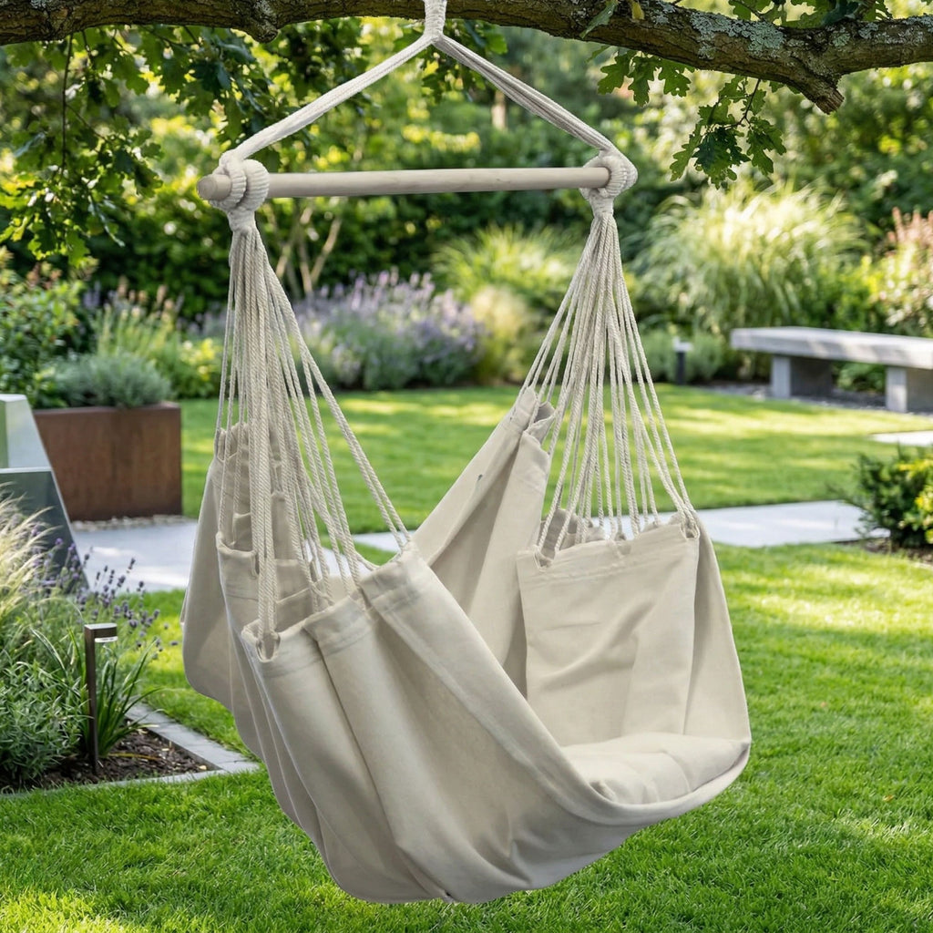 Fauteuil suspendu beige dans un jardin de maison moderne et lumineux