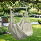 Fauteuil suspendu beige dans un jardin de maison moderne et lumineux