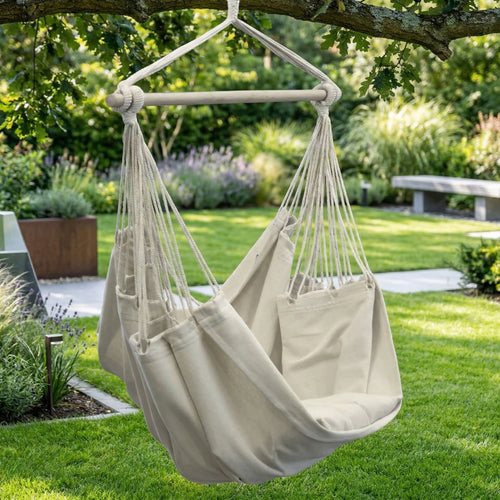 Fauteuil suspendu beige dans un jardin de maison moderne et lumineux