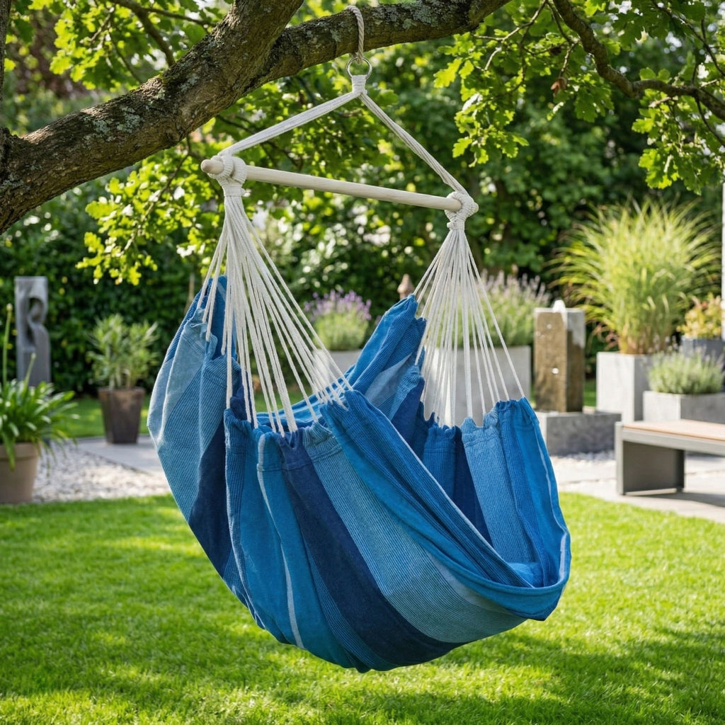 Fauteuil suspendu bleu Horizonte de chez Hamacio dans un jardin moderne et lumineux 