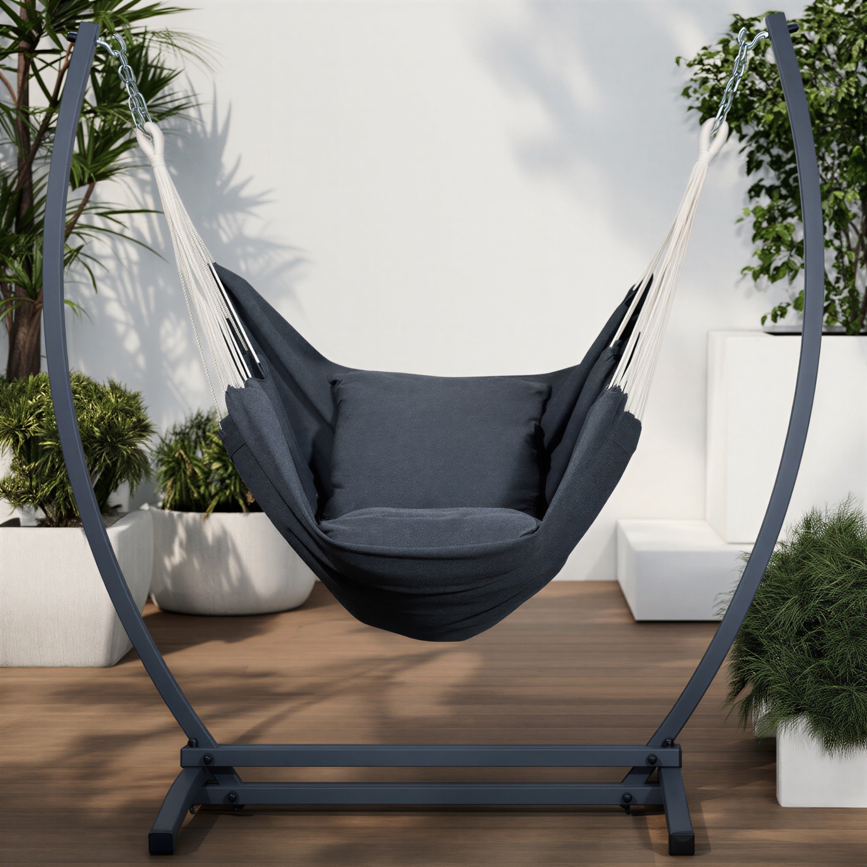Fauteuil suspendu gris de hamacio sur une terrasse extérieure. 