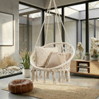 Fauteuil suspendu macramé beige de chez Hamacio attaché en intérieur dans un salon de maison