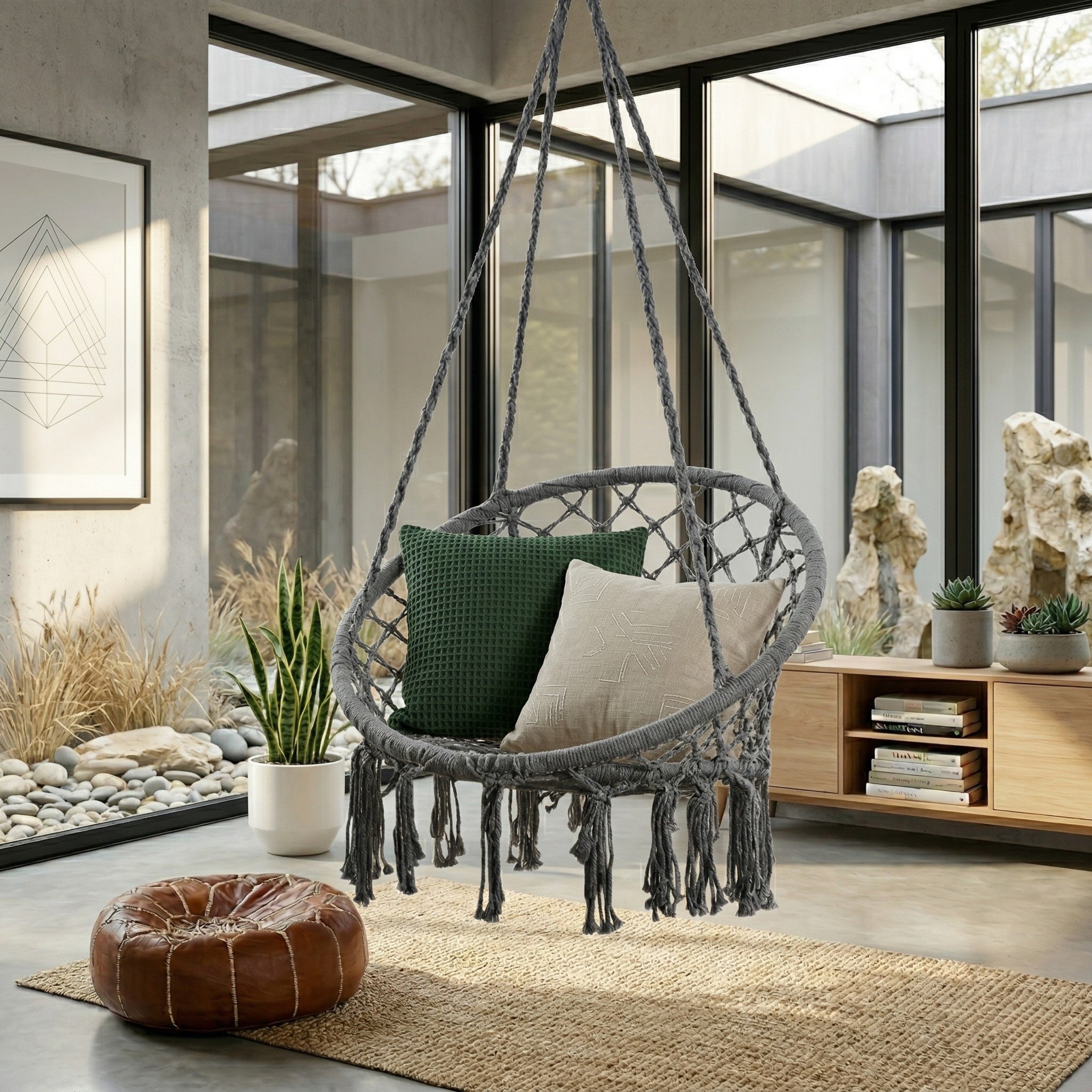 Fauteuil suspendu macramé noir de chez Hamacio attaché en intérieur dans un salon de maison moderne