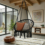 Fauteuil suspendu macramé noir de chez Hamacio attaché en intérieur