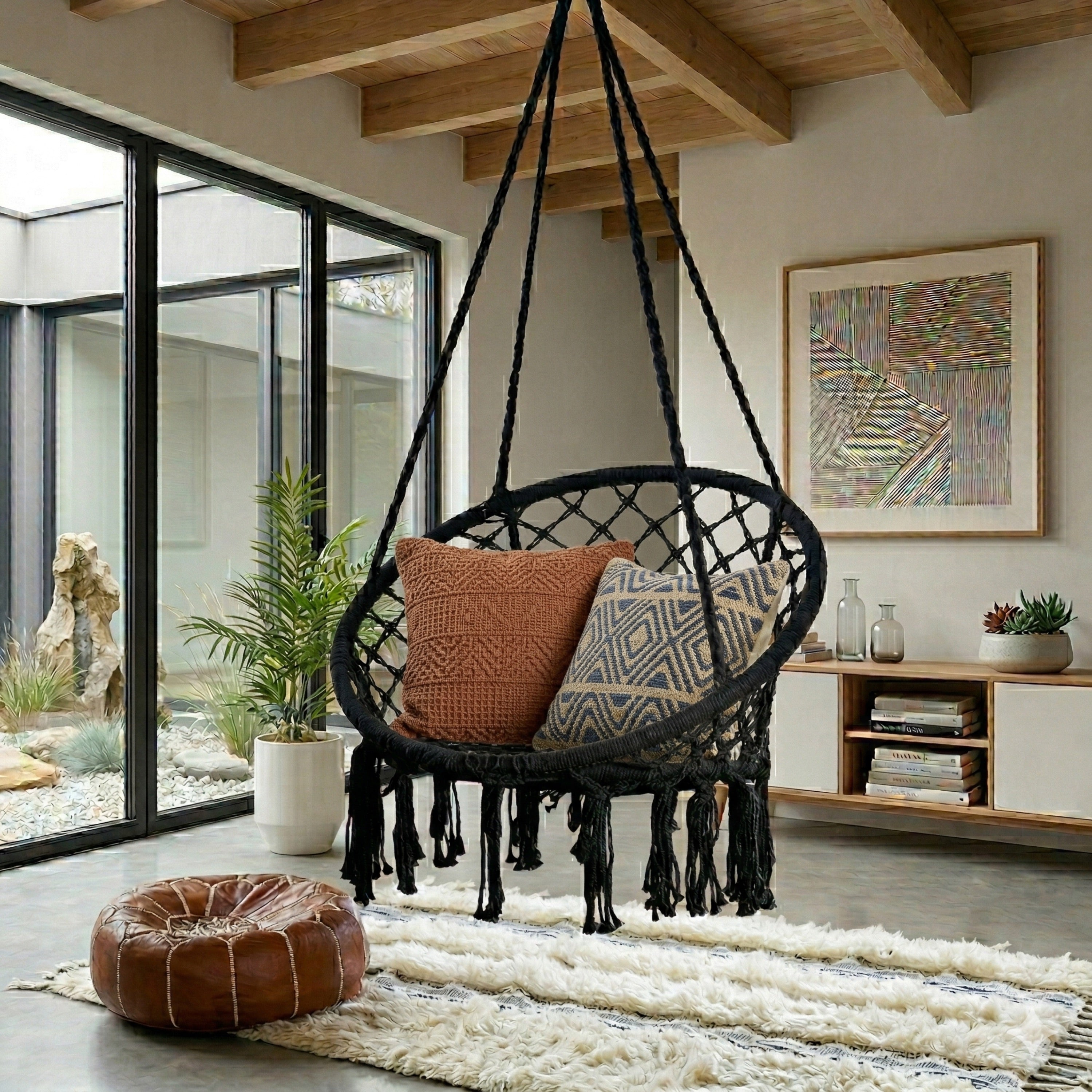 Fauteuil suspendu macramé noir de chez Hamacio attaché en intérieur