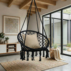 Fauteuil suspendu macramé noir dans un salon de maison moderne
