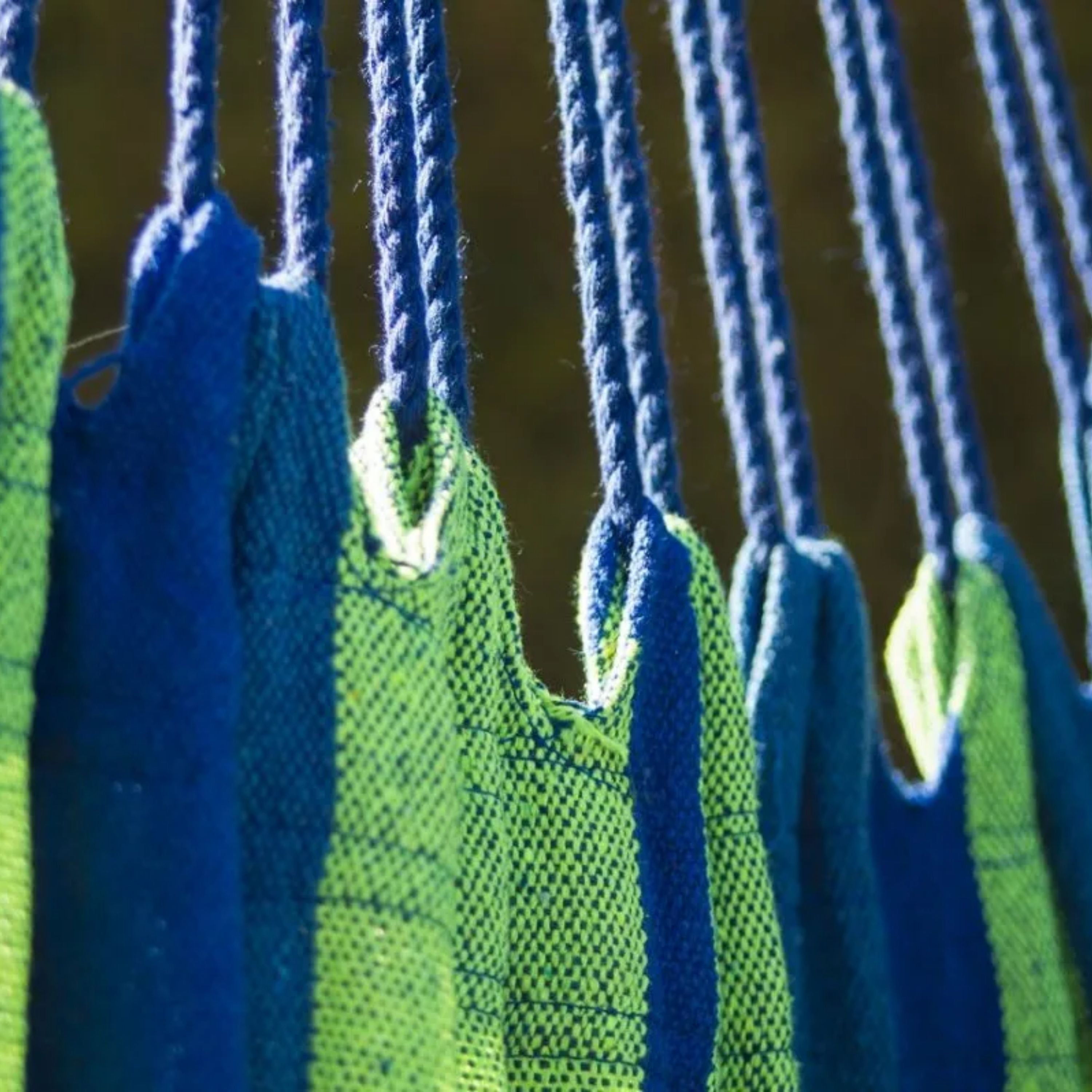 Zoom sur le fauteuil suspendu vert Horizonte de chez Hamacio 