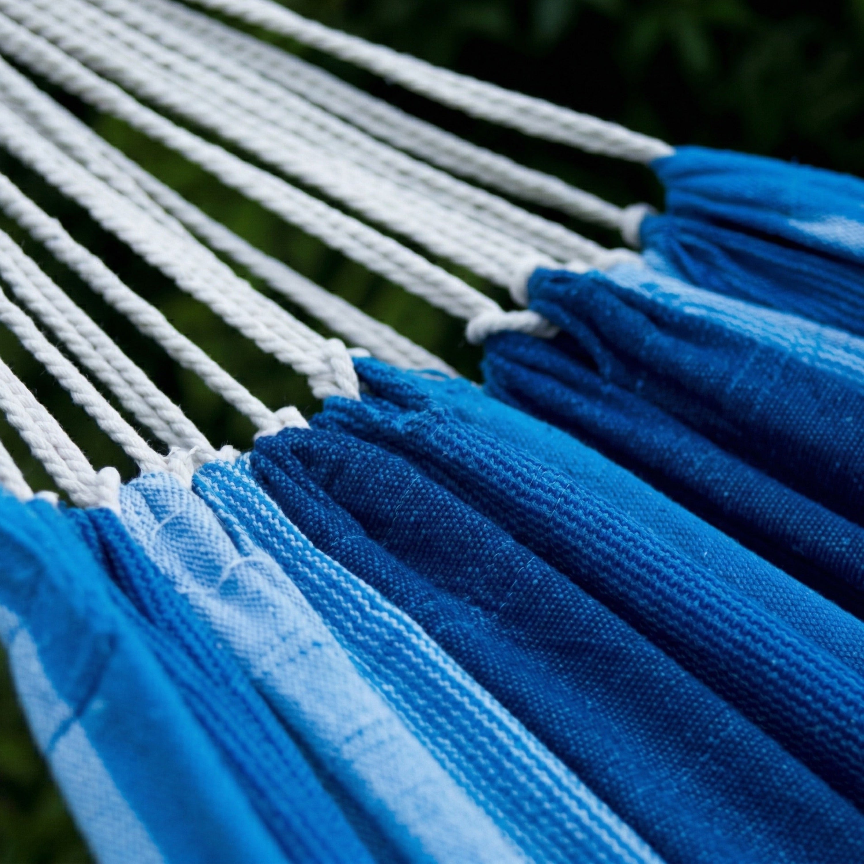 Hamac bleu horizonte, zoom sur le tissu et les cordes