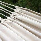 Hamac beige modèle Macramé de Hamacio dans un jardin