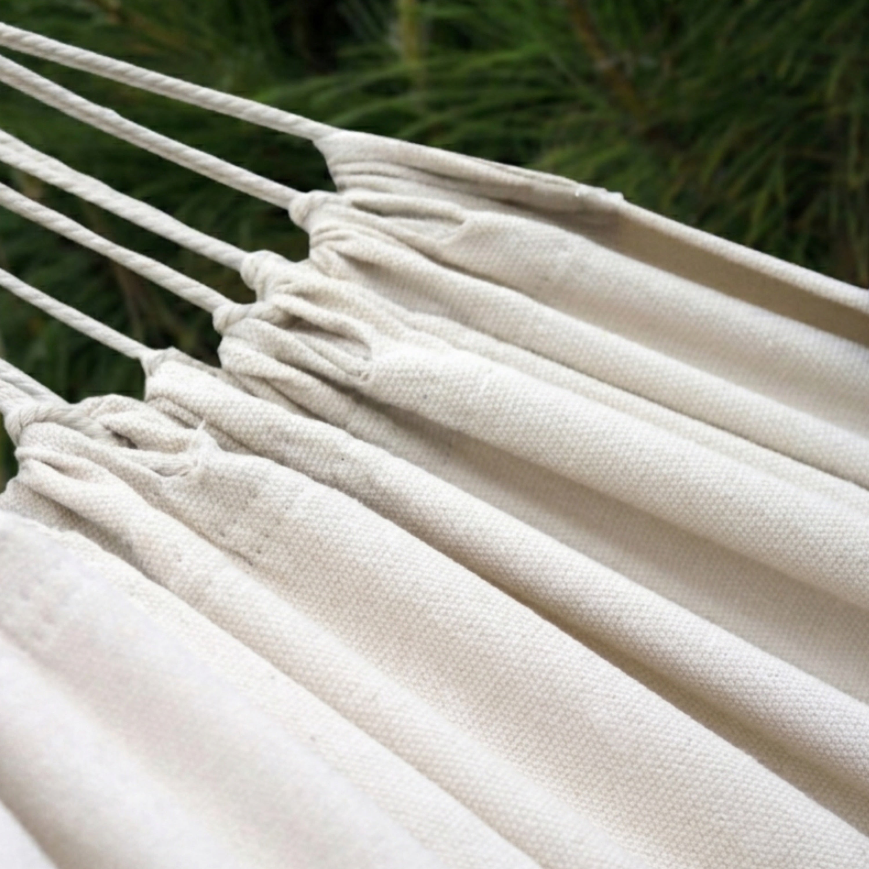 Hamac beige modèle Macramé de Hamacio dans un jardin