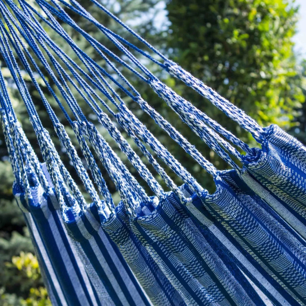 Zoom sur la matière et les cordes du hamac bleu colombiano 