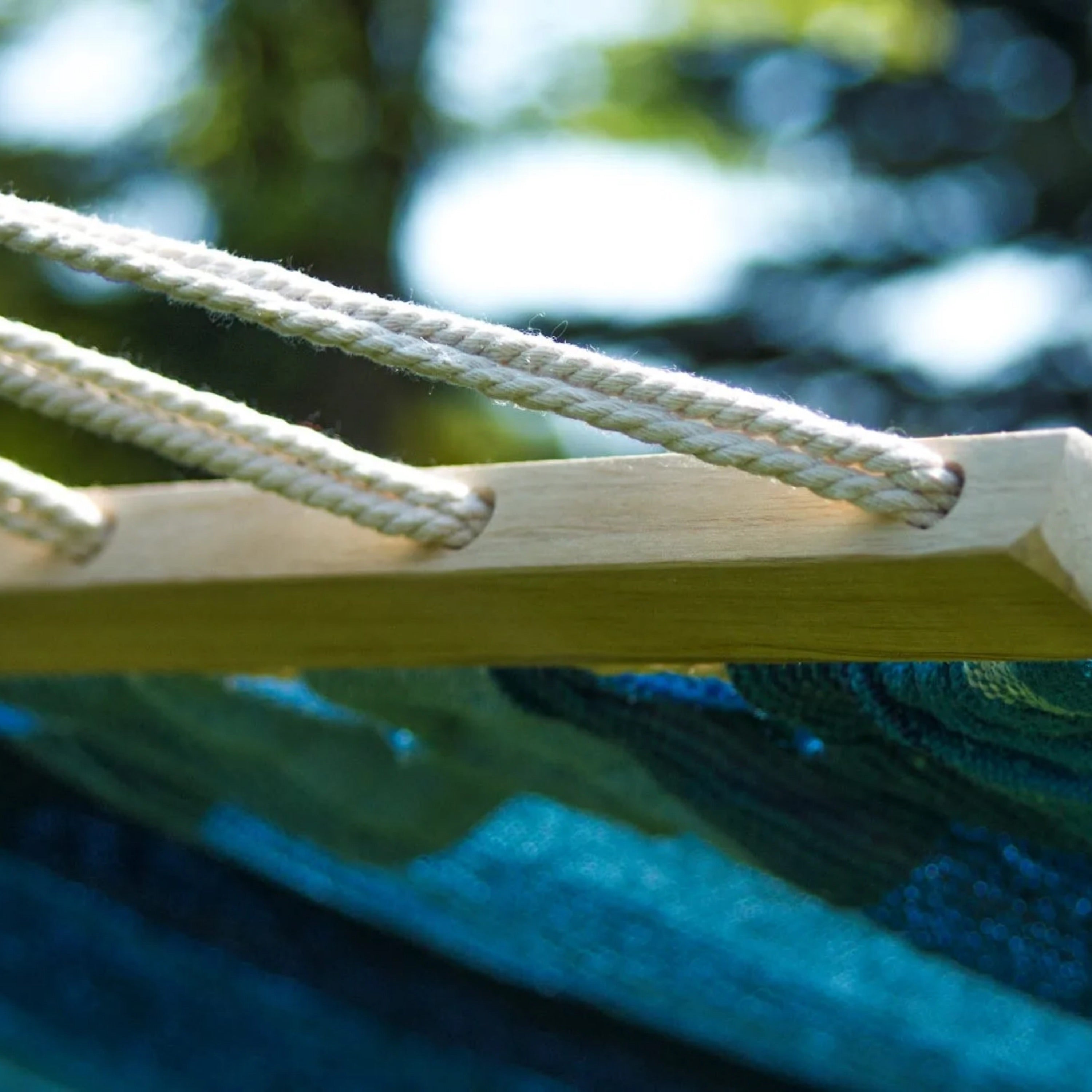 plan rapproché sur le tissu et les cordes du hamac bleu solero