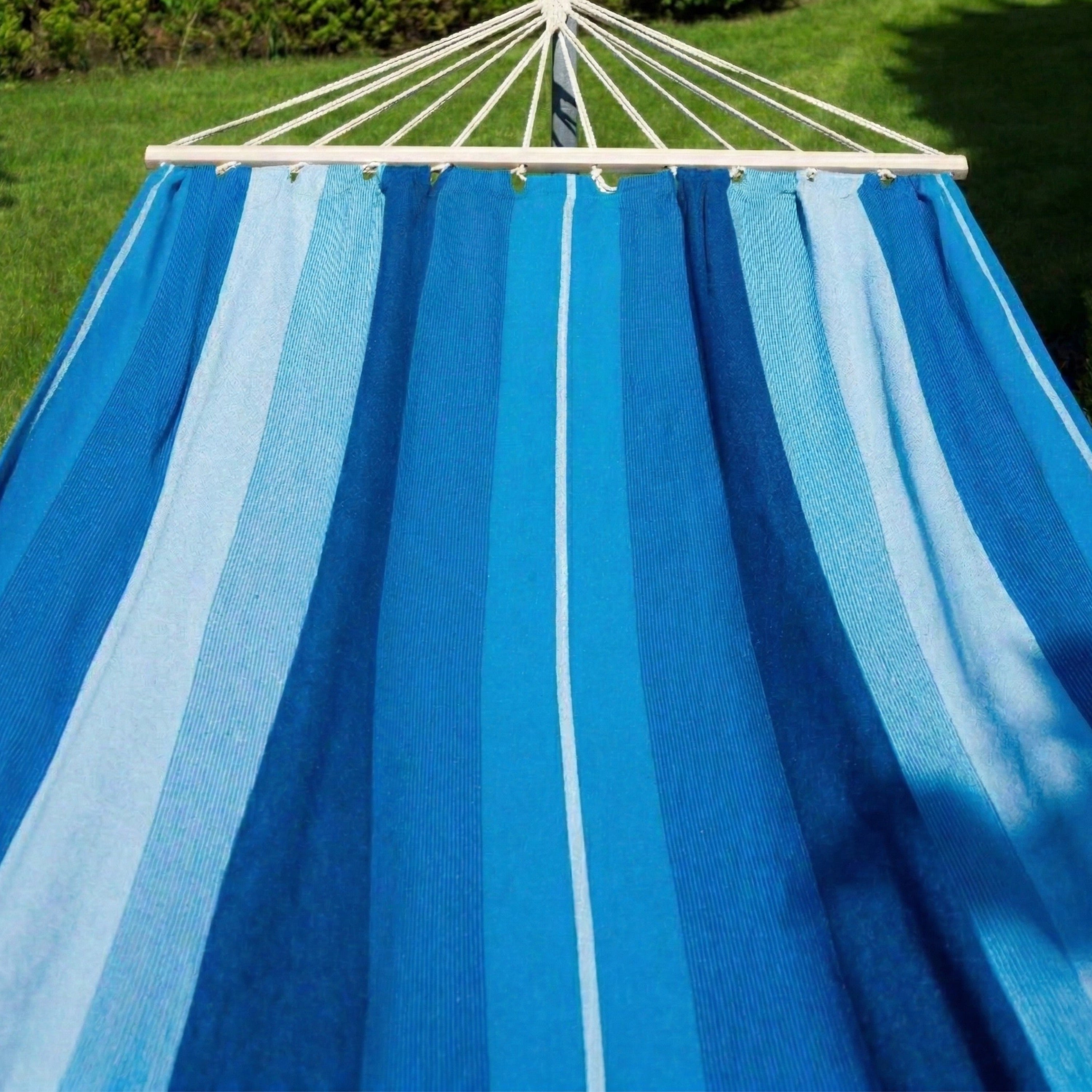 hamac bleu modèle solero dans un jardin de maison