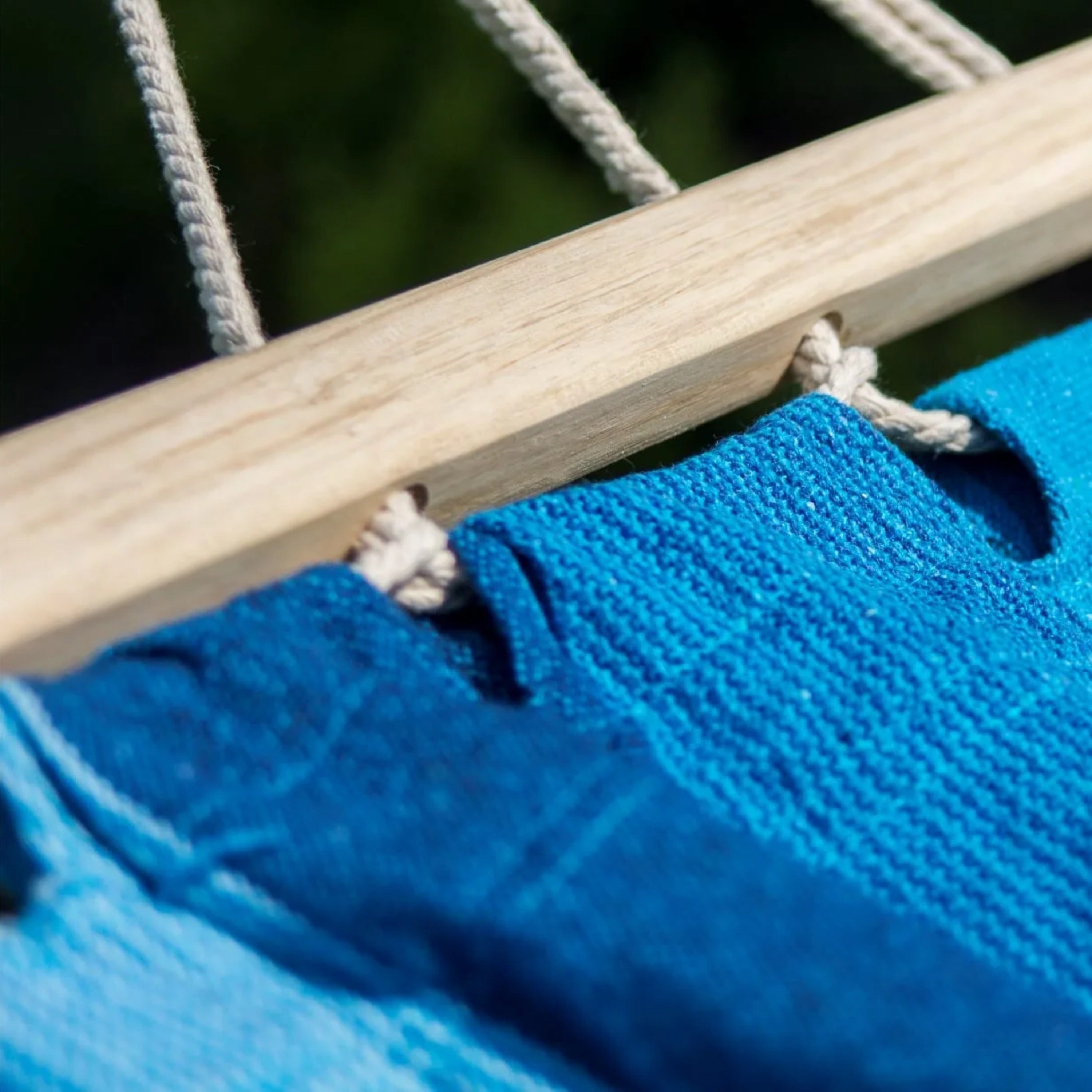 zoom sur le hamac bleu modèle solero dans un jardin