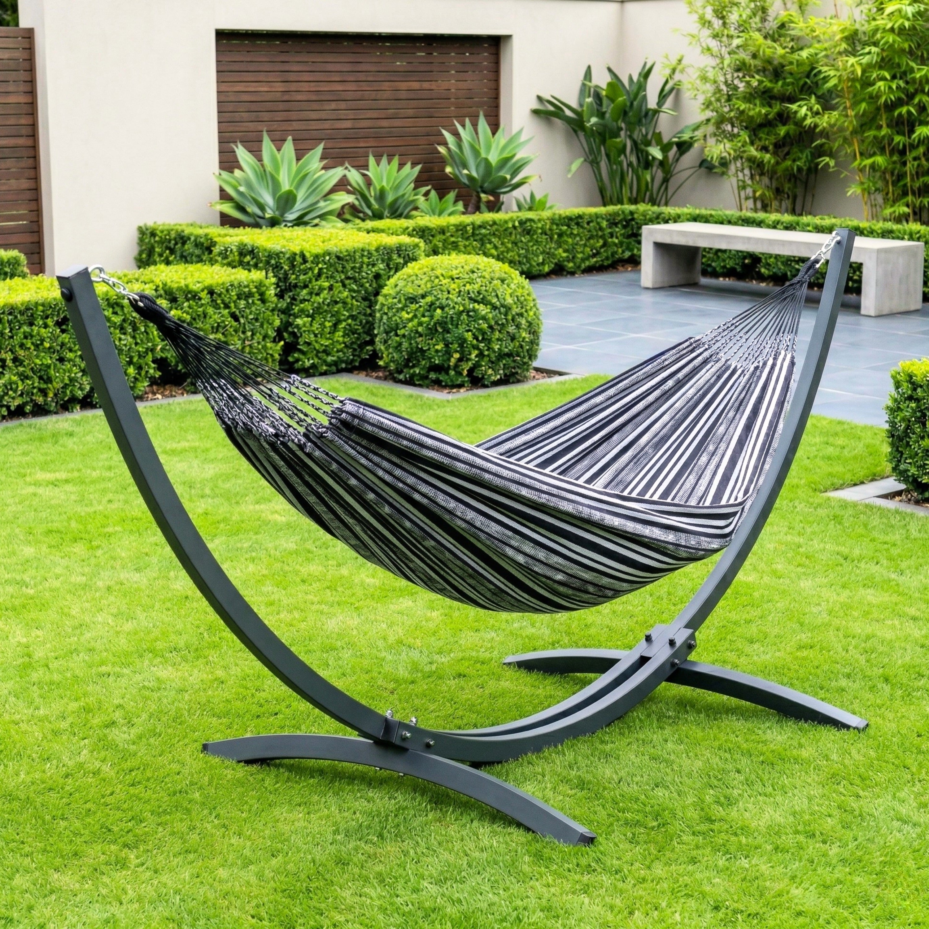hamac noir colombiano dans un jardin de maison moderne