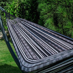 zoom sur le hamac noir colombiano dans un jardin 