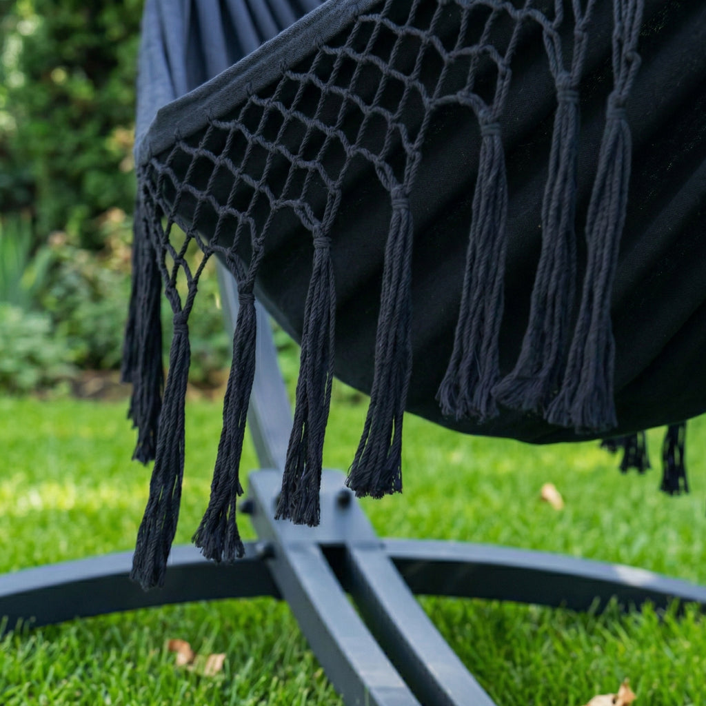 Hamac noir modèle Macramé de Hamacio dans un jardin. 