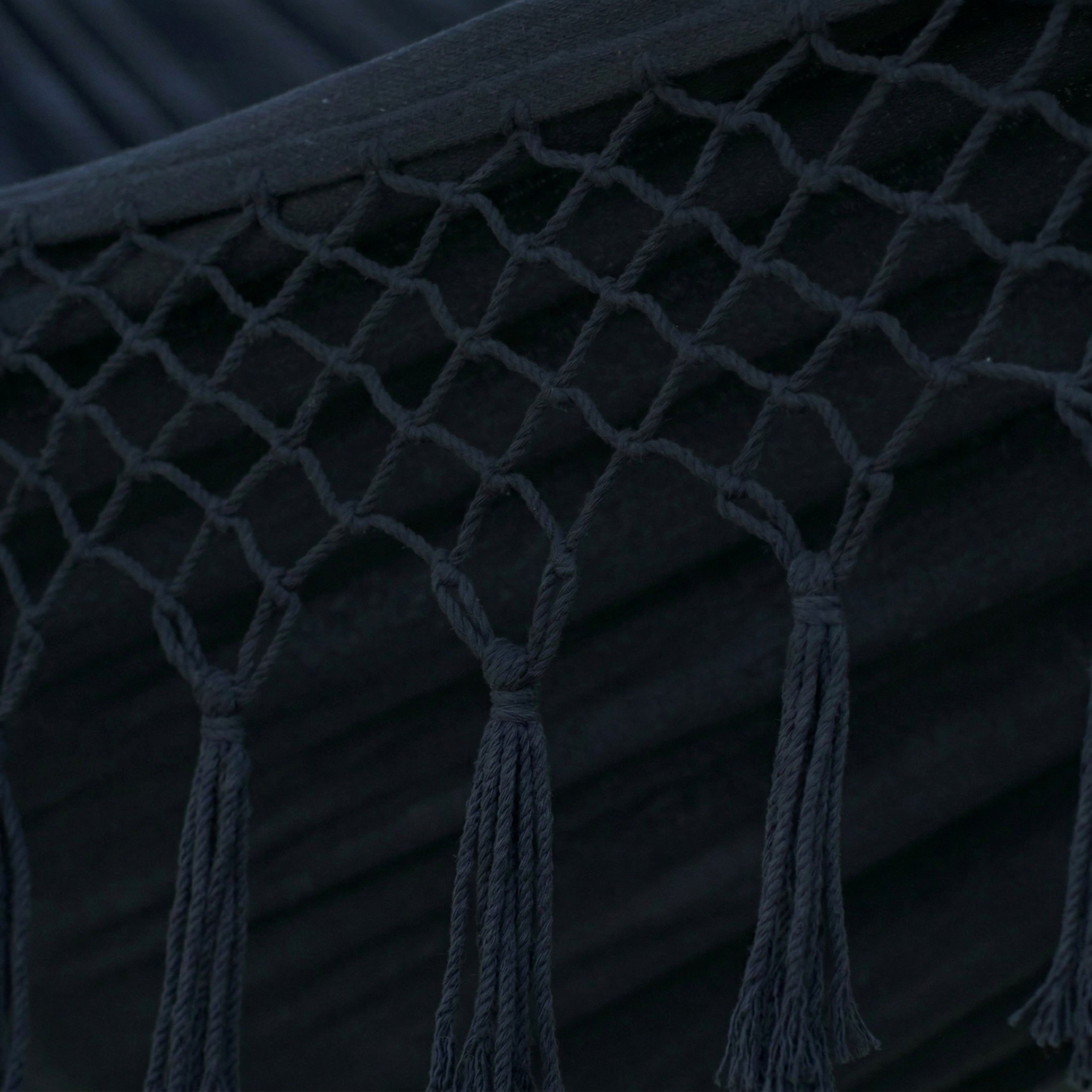 Hamac noir modèle Macramé de Hamacio, zoom sur les détails et le tissu