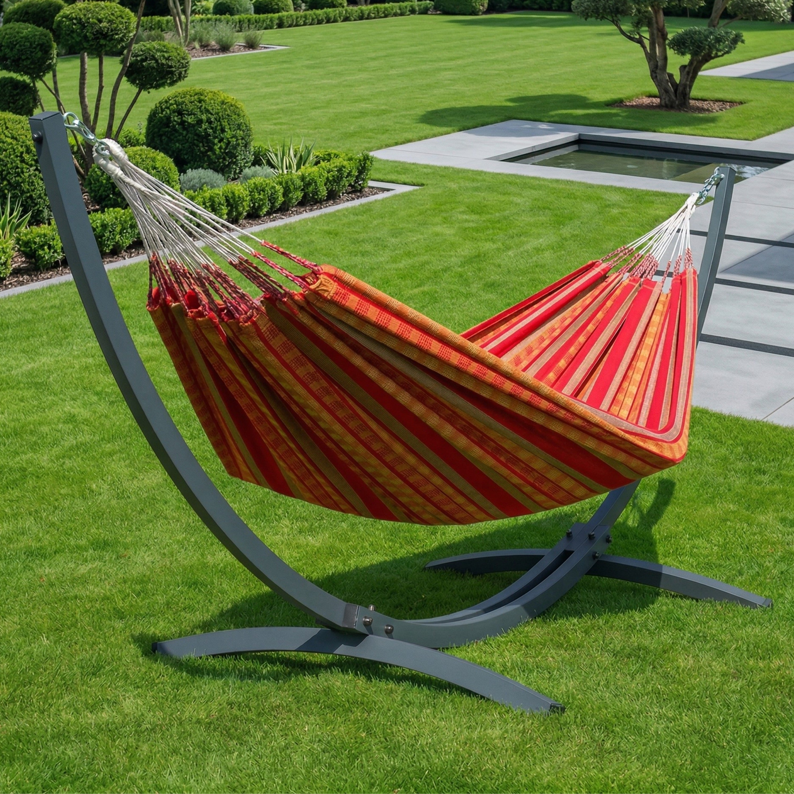 hamac orange colombiano dans un jardin de maison lumineux