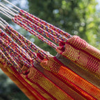 zoom sur le tissu et les cordes du hamac orange colombiano