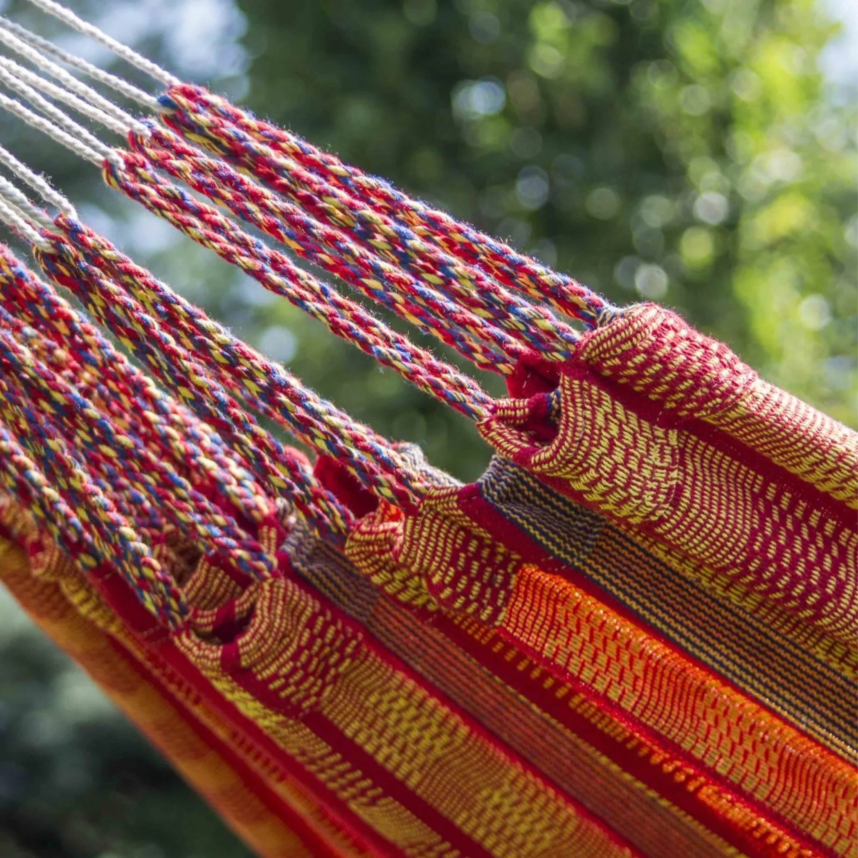 zoom sur le tissu et les cordes du hamac orange colombiano