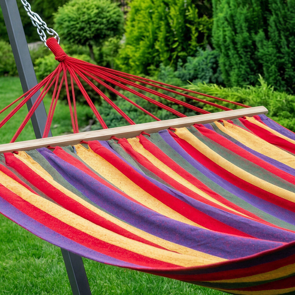 hamac rouge solero dans un jardin de maison ensoleillé