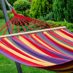 hamac rouge solero dans un jardin de maison ensoleillé