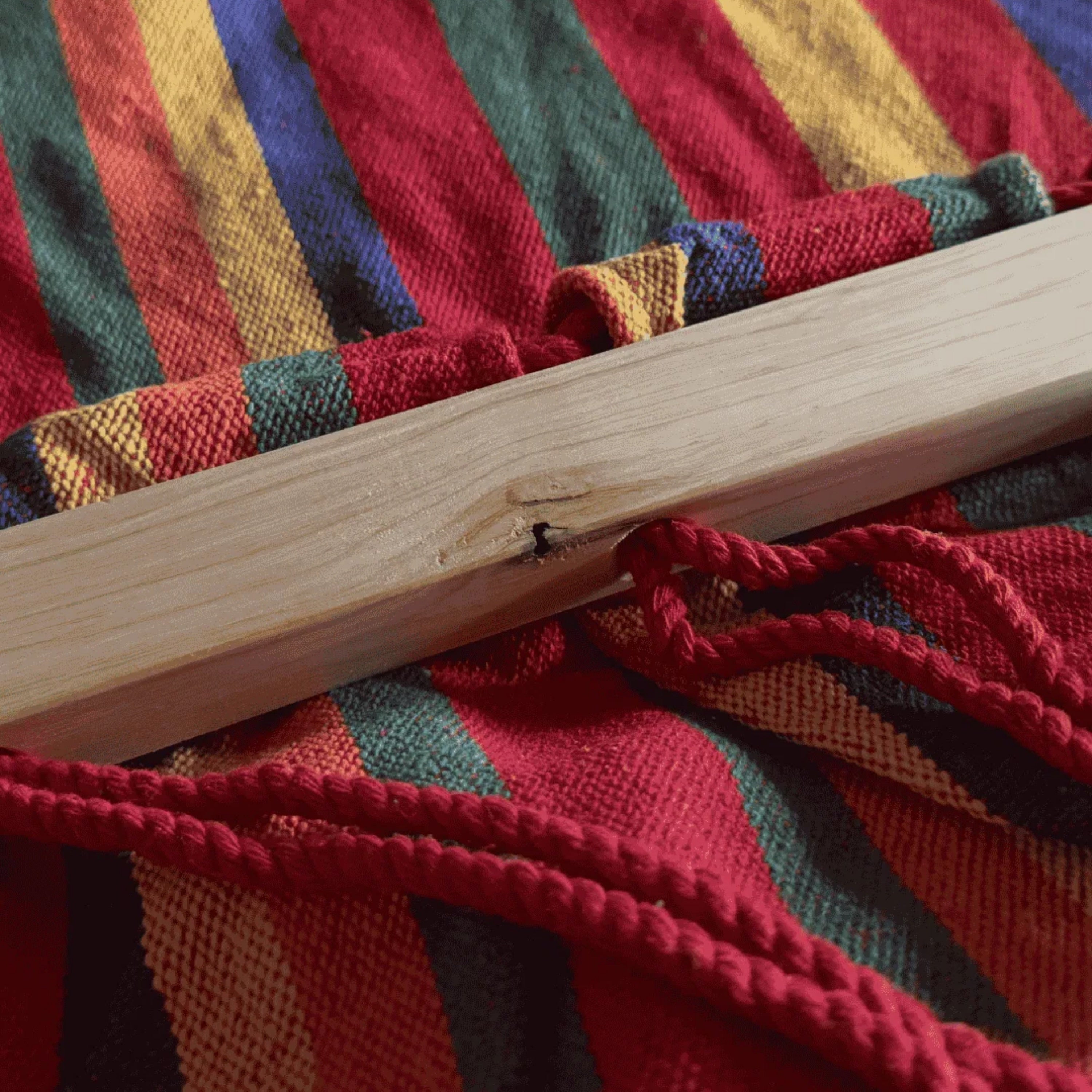 zoom sur le tissu et la matière du hamac rouge solero de hamacio
