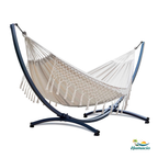 Hamac sur pied duo beige, modèle Macramé de Hamacio avec un support gris graphite.