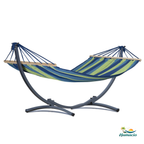 Hamac sur pied vert , modèle Solero de Hamacio avec un support gris graphite.