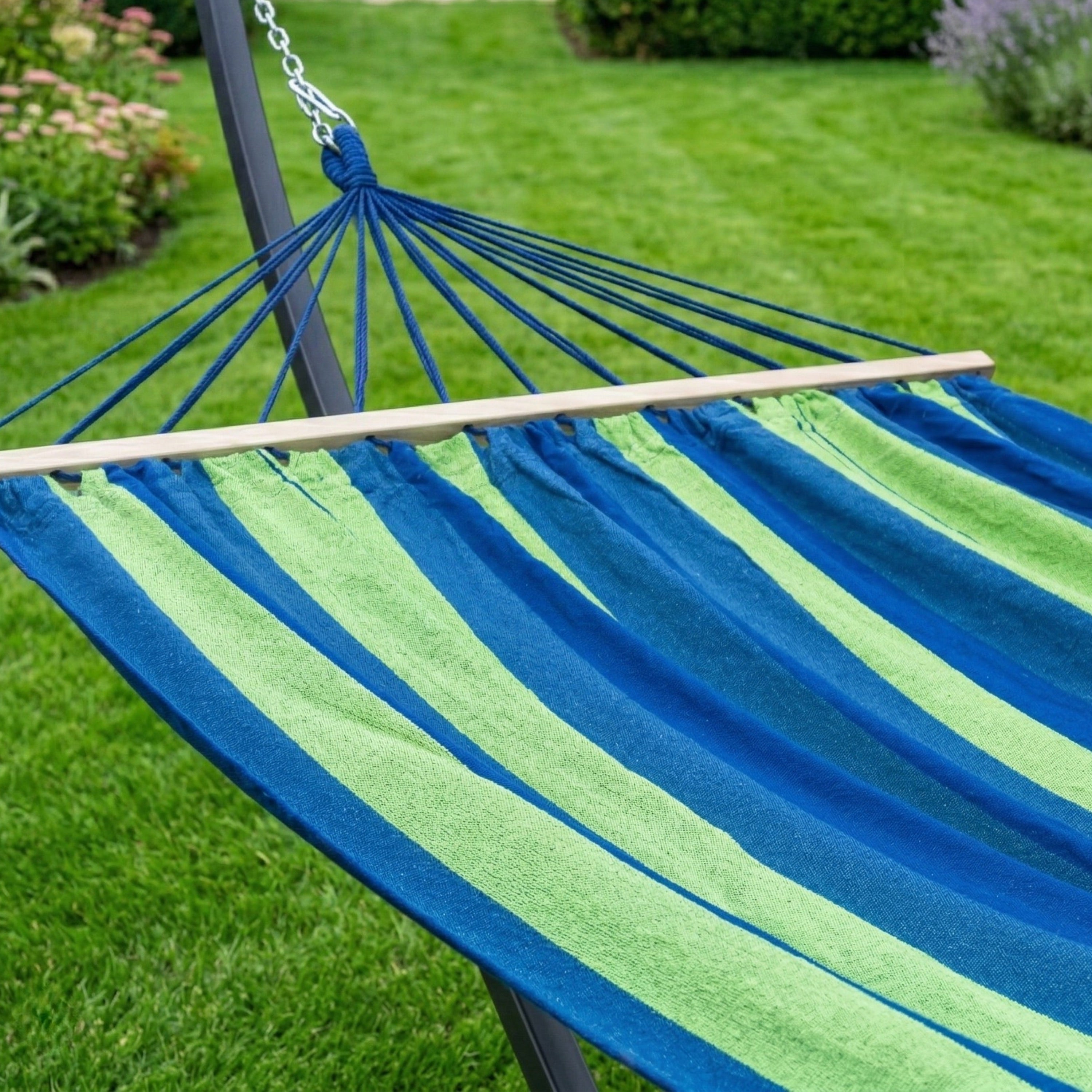 Hamac vert modèle solero dans un jardin de maison