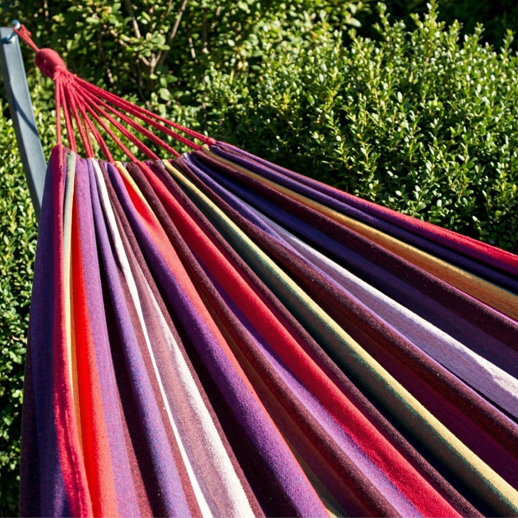 hamac violet de la collection horizonte de Hamacio dans un jardin