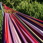 hamac violet de la collection horizonte de Hamacio dans un jardin