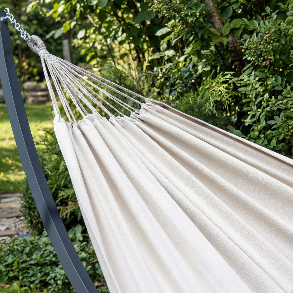 hamac beige de la collection suave de hamacio dans un jardin de maison