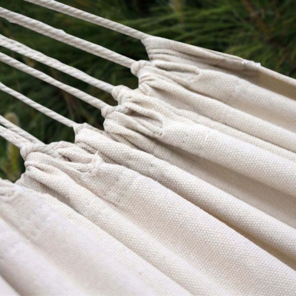 zoom sur le tissu du hamac beige de la collection suave de hamacio
