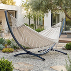 hamac macramé hamacio de couleur beige, creme, dans un jardin de maison moderne
