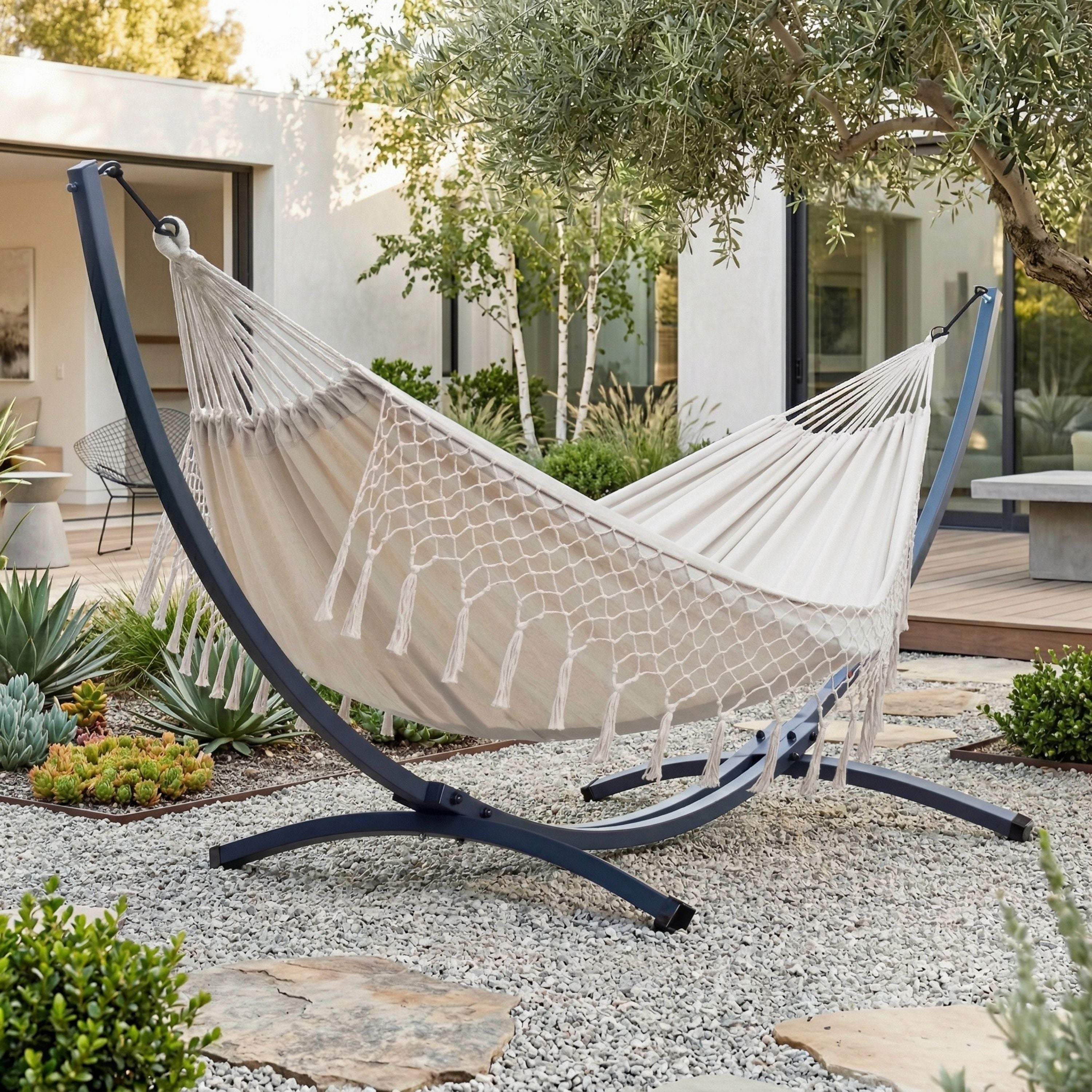 hamac macramé hamacio de couleur beige, creme, dans un jardin de maison moderne