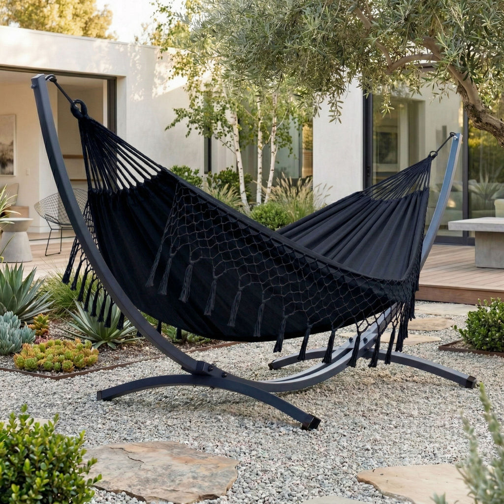 hamac macramé hamacio de couleur noir dans un jardin de maison moderne