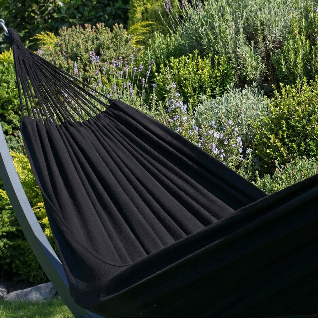 hamac noir de la collection suave de hamacio dans un jardin ensoleillé