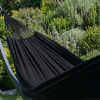 hamac noir de la collection suave de hamacio dans un jardin ensoleillé
