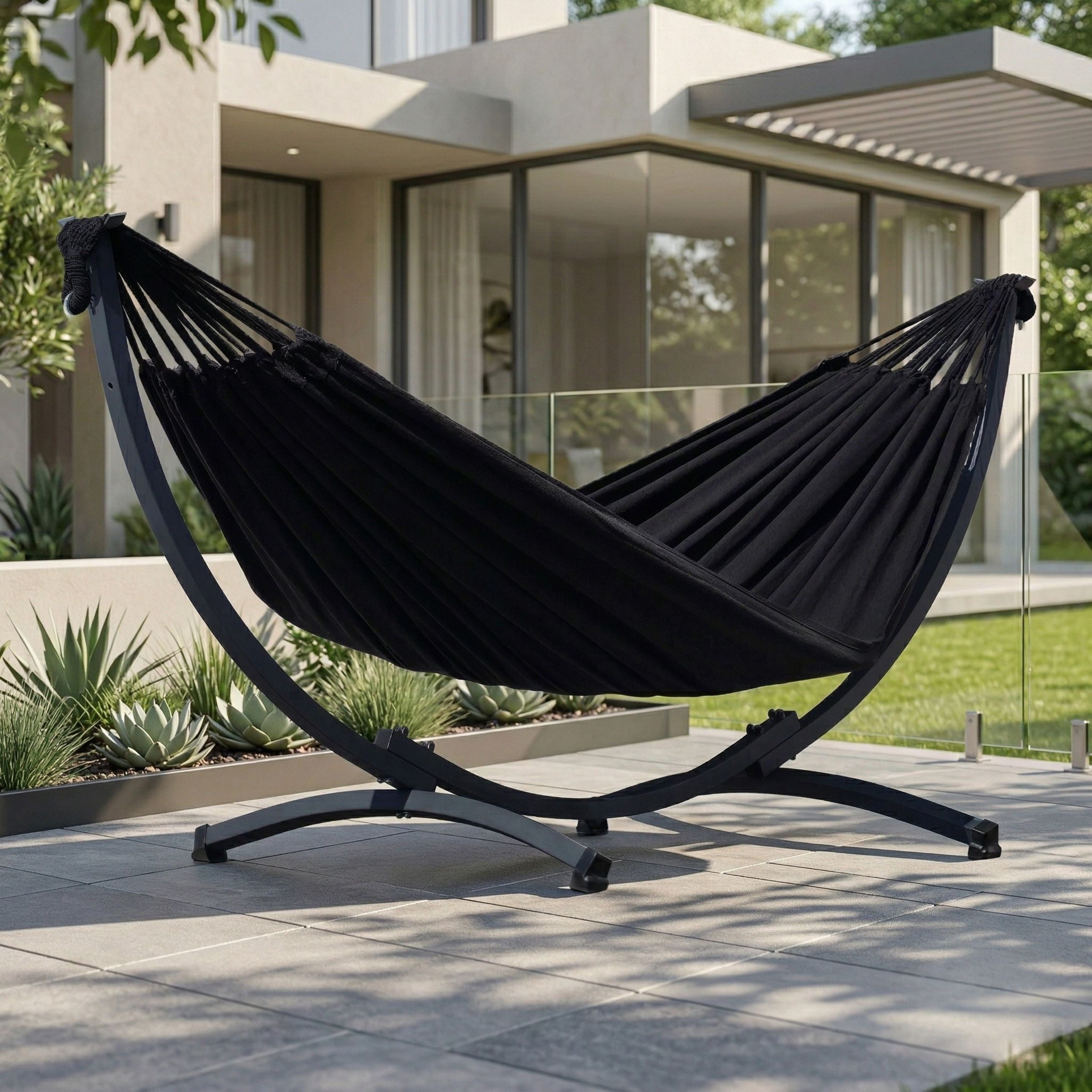 hamac suave hamacio de couleur noire sur une terrasse de maison moderne