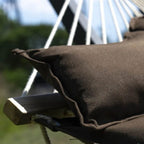 Grand hamac marron, modèle Aura, avec un zoom sur le coussin