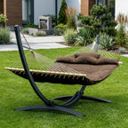 Hamac sur pied marron XL, modèle Aura, dans un jardin de maison moderne et lumineux